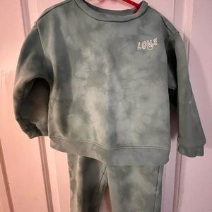 Gap outfit pants and sweatshirt. Pre loved, in good condition!